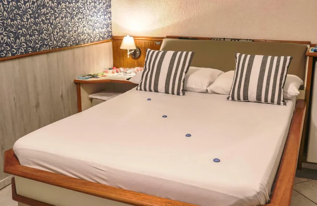 Motel Shampoo (Adults Only)-1